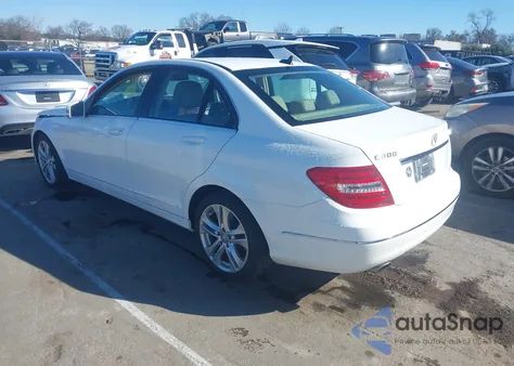 2013 Mercedes-Benz C 300 Luxury 4Matic z USA, uszkodzony, nr VIN WDDGF8AB1DF973716